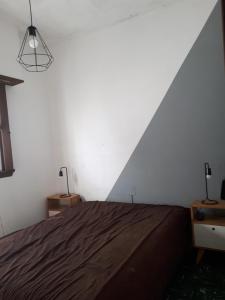 een slaapkamer met een bed en twee nachtkastjes met lampen bij Departamento 2 ambientes en MIRAMAR in Miramar
