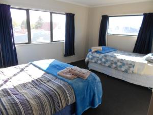 a hotel room with two beds and a window at Gavan Family Apartments in Cromwell
