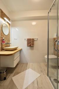 bagno con lavandino e doccia in vetro di ELTAKO penzion a Karlovy Vary Altre 37 foto