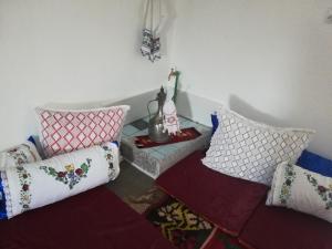 a group of pillows in a room with a table at Apartman Bosanska Avlija-Muzej- in Visoko