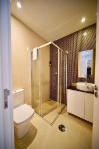 uma casa de banho com um chuveiro, um WC e um lavatório. em Burra Velha - Private House em Celorico de Basto