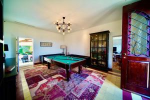 uma sala de estar com uma mesa de bilhar e um lustre em Burra Velha - Private House em Celorico de Basto