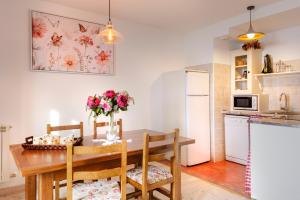 una cocina con una mesa de madera con flores. en APARTAMENTO CASA PALOMA en Ansó