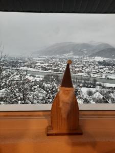 un vase avec un chapeau de sorcière assis devant une fenêtre dans l'établissement Villa Jasikovac, à Berane