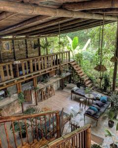 un patio al aire libre con plantas y escaleras de madera en Cinnamon House en Mindo