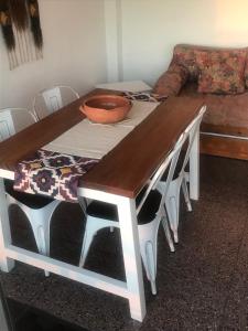 stół jadalny z miską na górze w obiekcie Piriapolis apartamento w mieście Piriápolis