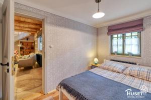 1 dormitorio con 1 cama, 1 silla y 1 ventana en Noszvaj Huset en Noszvaj