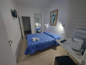 ローマにあるGuest House San Pietroのベッドルーム(ベッド1台、動物の詰め物付)