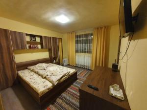 Ένα ή περισσότερα κρεβάτια σε δωμάτιο στο Casa Cerbu