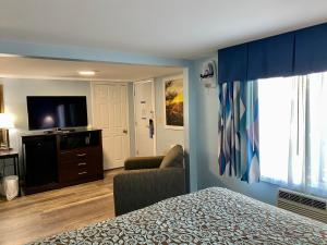 A television and/or entertainment centre at Days Inn by Wyndham Lincoln