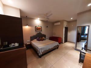A bed or beds in a room at Hotel Kasauli Regency