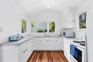 Η κουζίνα ή μικρή κουζίνα στο Blue Gate Cottage - Waikanae Beach Holiday Home