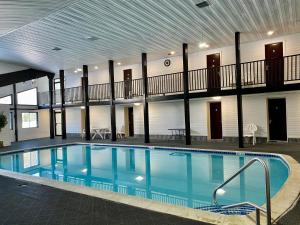 Days Inn by Wyndham Lincoln 내부 또는 인근 수영장