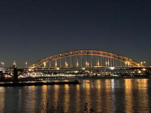 MOoij Bed en Breakfast في أوآيْ: جسر كبير فوق الماء في الليل