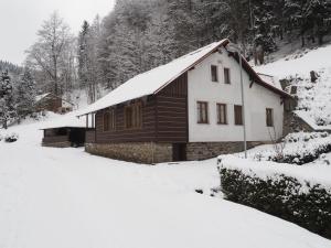 Chalupa Tomášek v blízkosti ski areálu v zime