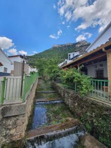 ulica w mieście z potokiem w obiekcie Alojamiento Rural Casa Inocente w mieście La Toba