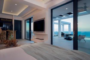 A television and/or entertainment centre at Horizon Luxury Suite