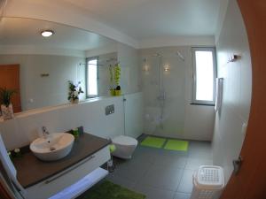 ein Badezimmer mit Waschbecken, Dusche und Toilette in der Unterkunft Blue Villa in Arco da Calheta + 18 Fotos