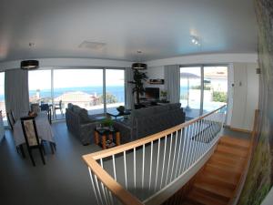 ein Wohnzimmer mit Blick auf das Meer in der Unterkunft Blue Villa in Arco da Calheta