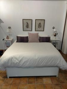 アルダレスにあるCasabobastroのテーブル2台付きの部屋の白いベッド1台