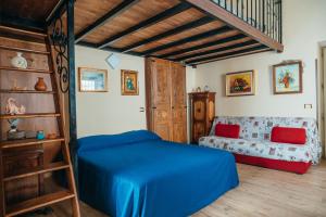 una camera con un letto blu e un divano di Casa Vincenzina ad Atrani