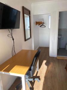 TV a/nebo společenská místnost v ubytování Village Motel
