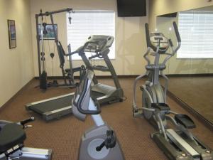 Fitness centrum a/nebo fitness zařízení v ubytování Holiday Inn Express & Suites Del Rio by IHG