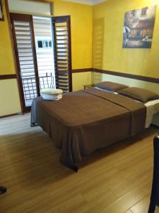 um quarto com uma cama grande num quarto em The Lighthouse at Casa Max em Bocas del Toro