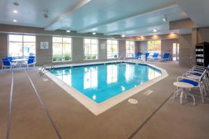 Swimming pool sa o malapit sa Holiday Inn Express & Suites - Seattle South - Tukwila, an IHG Hotel