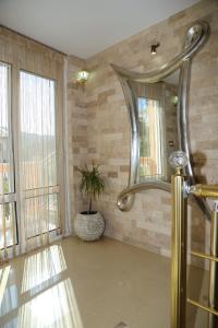 Un baño con ducha y un gran espejo. en "HOLIDAY" apartments & rooms, en Ulcinj