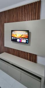 Uma televisão e/ou sistema de entretenimento em Apartamento aconchegante próximo a tudo em Piratuba Oeste Catarinense