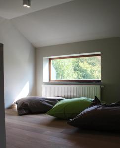 Een bed of bedden in een kamer bij Ardennature vakantiehuizen met privé-sauna
