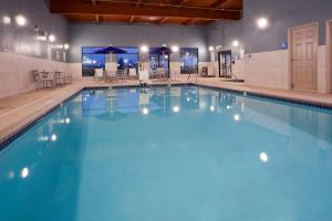 una grande piscina con acqua blu di Holiday Inn Express Hotel & Suites Minneapolis-Golden Valley, an IHG Hotel a Minneapolis