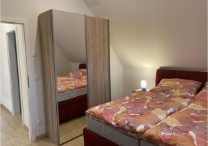 Llit o llits en una habitació de Modernes Reetdach-Ostseeferienhaus Bella Mare, Insel Usedom mit Sauna, Kamin & Sonnenterrasse