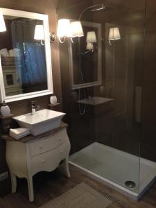een badkamer met een wastafel en een douche bij Il Pioppo Antico in Viggiù