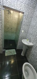 Salle de bains dans l'établissement Adonai Copacabana Rooms 01