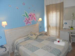 Postel nebo postele na pokoji v ubytování Hotel Tabby