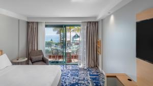 Cama ou camas em um quarto em Crowne Plaza Sydney Coogee Beach by IHG