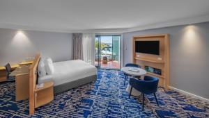 Uma TV ou centro de entretenimento em Crowne Plaza Sydney Coogee Beach by IHG