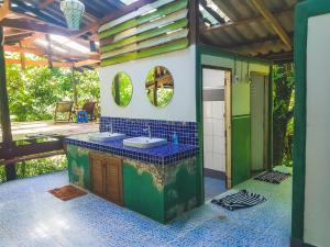 Kuchyň nebo kuchyňský kout v ubytování forestel homestay kohkood ฟอเรสเทล โฮมสเตย์ เกาะกูด