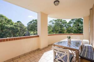 Zimmer mit einem Tisch und Stühlen sowie einem großen Fenster in der Unterkunft Home away from Home Parramatta in Sydney
