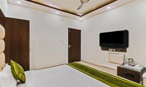 Treebo Resto- Near Lucknow Railway Station TV 또는 엔터테인먼트 센터