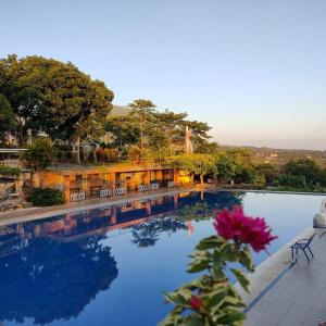 uma piscina com vista para um resort em Blessing Hills Family Resort & Hotel em Mojokerto