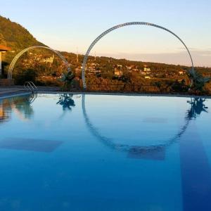 uma grande piscina com vista para a cidade em Blessing Hills Family Resort & Hotel em Mojokerto
