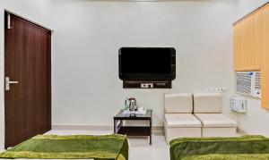 Treebo Resto- Near Lucknow Railway Station TV 또는 엔터테인먼트 센터