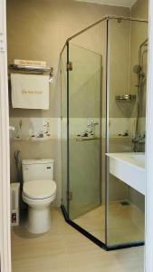 uma casa de banho com um WC, um chuveiro e um lavatório. em Sao Mai hotel em Con Dao