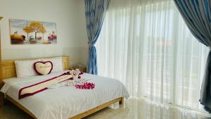 Dormitorio con cama con almohada de corazón en Sao Mai hotel, en Con Dao