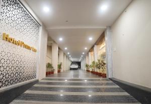 un corridoio di un edificio con un'auto in lontananza di Hotel Prime Inn a Warangal