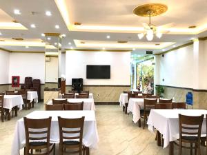 A restaurant or other place to eat at THẢO AN HOTEL Huế