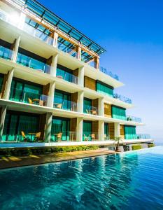 un hotel con piscina junto al océano en Escala Tagaytay en Tagaytay